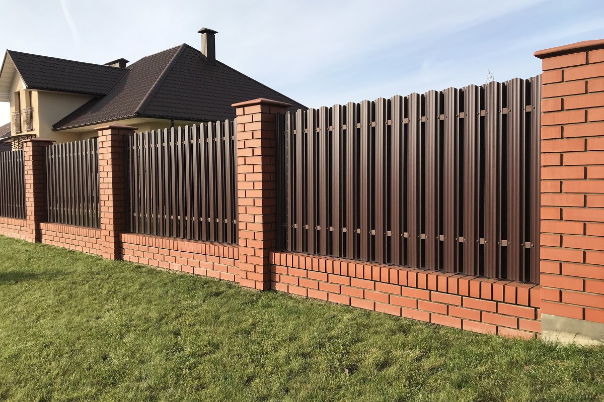 Fence as a showcase of your home – how to choose it?