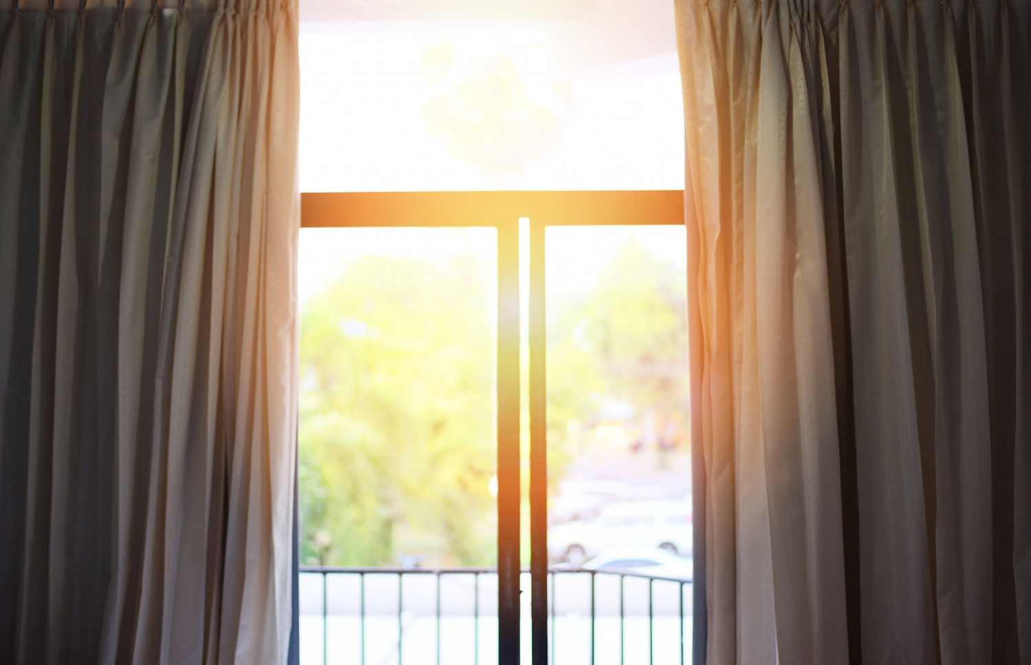 Blinds, curtains, drapes – what to decorate the windows with?