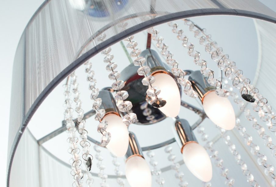 Ozdobne i funkcjonalne rodzaje lamp sufitowych do salonu