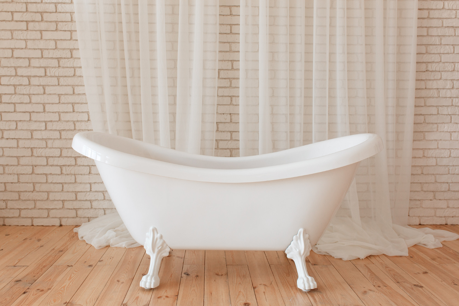 Free-standing bathtub – advantages and disadvantages of this solution