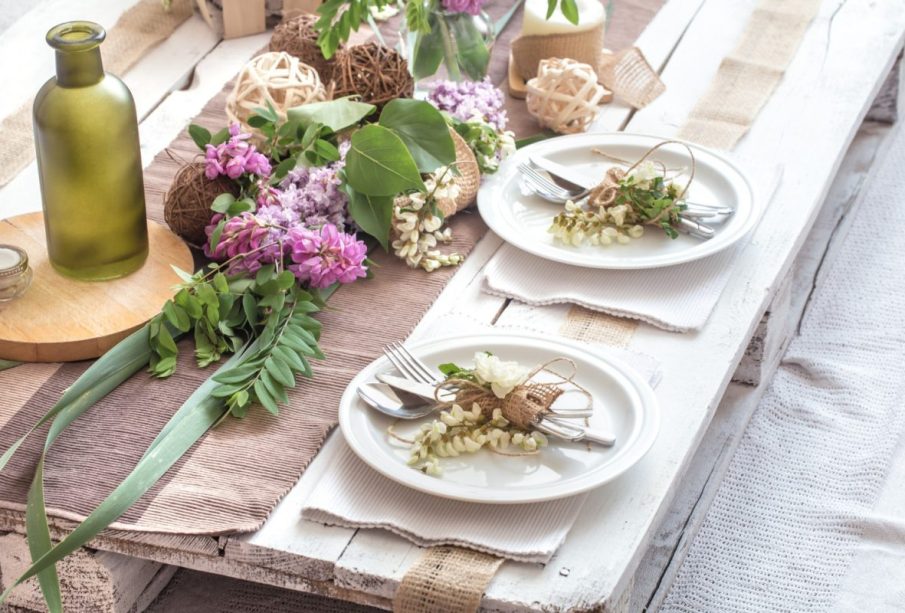 Wiosenne dekoracje na stół – zobacz, jak ożywić wnętrze