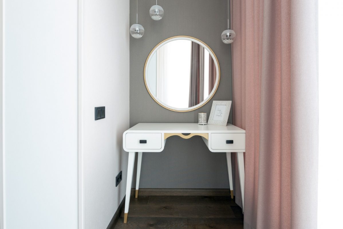 Minimalist dressing table in the hallway – inspirations