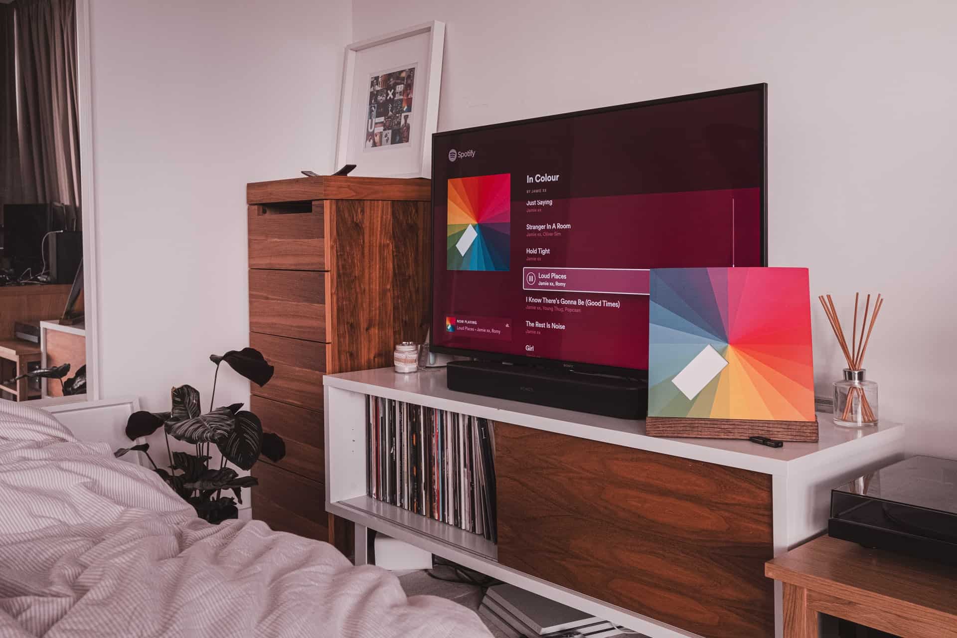 How to set up a TV in the bedroom?