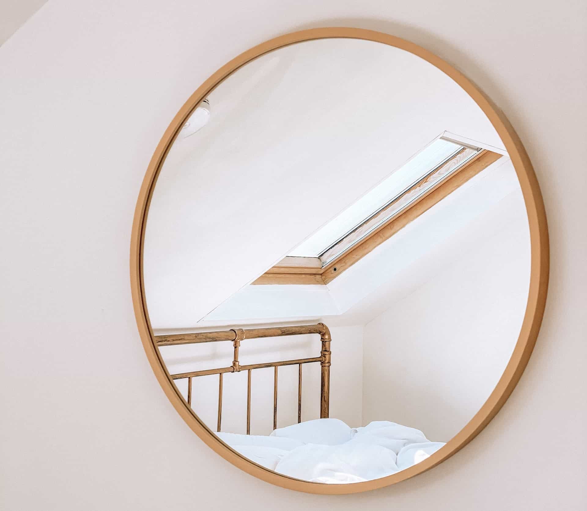 How to arrange the mirror in the bedroom?